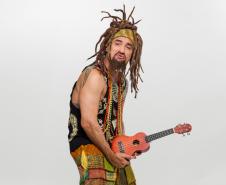 Humorista Marco Luque retorna a Curitiba com personagens icônicos em novo espetáculo: “É disso que eu tô falando”