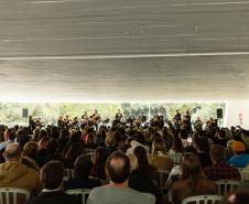 Público lota o vão do MON para assistir o concerto da Orquestra Sinfônica do Paraná 