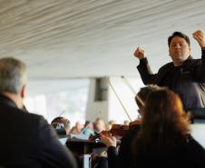 Orquestra Sinfônica do Paraná interpreta obras de Shostakovich e Elgas com convidados no Guairão