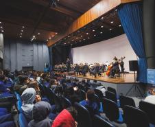 A Orquestra Sinfônica do Paraná reuniu quase 800 pessoas nos dois concertos realizados nesta semana em Campina Grande do Sul, na Região Metropolitana de Curitiba, dentro do projeto Guaíra para Todos. As apresentações foram realizadas nesta quarta e quinta-feira (24 e 25) no Teatro Municipal José Carlos Zanlorenzi.  Na quarta-feira (24), o concerto foi especialmente dedicado a 250 estudantes dos colégios estaduais Ivan Ferreira do Amaral, Bandeirantes e Prefeito João Maria de Barros.  A professora Cristiane 