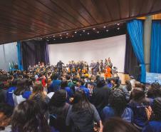 A Orquestra Sinfônica do Paraná reuniu quase 800 pessoas nos dois concertos realizados nesta semana em Campina Grande do Sul, na Região Metropolitana de Curitiba, dentro do projeto Guaíra para Todos. As apresentações foram realizadas nesta quarta e quinta-feira (24 e 25) no Teatro Municipal José Carlos Zanlorenzi.  Na quarta-feira (24), o concerto foi especialmente dedicado a 250 estudantes dos colégios estaduais Ivan Ferreira do Amaral, Bandeirantes e Prefeito João Maria de Barros.  A professora Cristiane 
