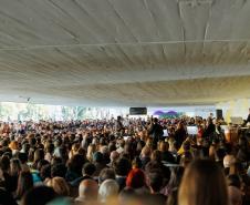 Público lota o vão do MON para assistir o concerto da Orquestra Sinfônica do Paraná 