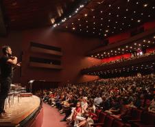 Emoção e despedida marcam concerto da Orquestra Sinfônica do Paraná que teve como tema a amizade