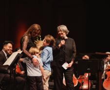 Emoção e despedida marcam concerto da Orquestra Sinfônica do Paraná que teve como tema a amizade