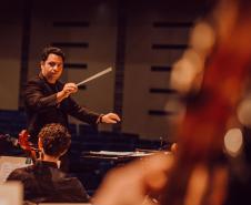 Orquestra Sinfônica do Paraná interpreta obras de Shostakovich e Elgas com convidados no Guairão