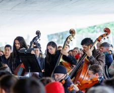 Apresentação da Orquestra Sinfônica do Paraná da série de concertos "Mostly Mozart" no MON deste sábado (06) atraiu mais de 1200 pessoas