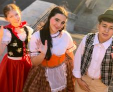 “Desencont(r)os”: Escola Ballet Coppelia do Brasil leva contos de fadas embaralhados ao Guairão