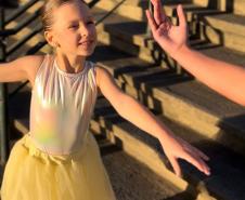 “Desencont(r)os”: Escola Ballet Coppelia do Brasil leva contos de fadas embaralhados ao Guairão