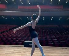 “Desencont(r)os”: Escola Ballet Coppelia do Brasil leva contos de fadas embaralhados ao Guairão