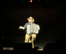 Santo Fole apresenta gravação do especial de comédia "Quase um Bailão" no Guairão