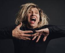 Denise Stoklos traz o premiado espetáculo “Mary Stuart” para apresentações em comemoração aos seus 57 anos de carreira