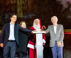 Prefeito Eduardo Pimentel com a primeira-dama Paula Mocellin, e o vice-governador Darci Piana, abre o Natal 2025. 