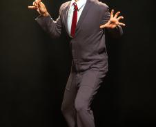 "O Figurante", primeiro monólogo de Mateus Solano, chega ao Guairinha