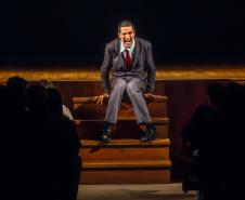 "O Figurante", primeiro monólogo de Mateus Solano, chega ao Guairinha