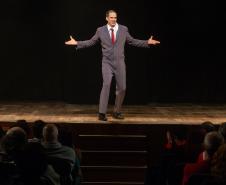 "O Figurante", primeiro monólogo de Mateus Solano, chega ao Guairinha