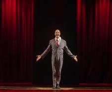 "O Figurante", primeiro monólogo de Mateus Solano, chega ao Guairinha