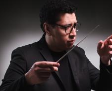 A Orquestra Sinfônica do Paraná realiza no próximo sábado (08), às 16h, no vão livre do Museu Oscar Niemeyer, o quinto concerto da série “OSP no Museu Oscar Niemeyer – Mostly Mozart”, com regência do maestro convidado Matheus Carneiro.