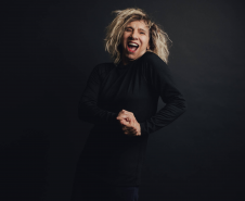 Denise Stoklos traz o premiado espetáculo “Mary Stuart” para apresentações em comemoração aos seus 57 anos de carreira