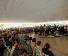 Penúltimo concerto da Orquestra Sinfônica do Paraná no vão do MON  reuniu mais de mil pessoas. 