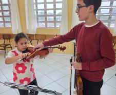 Tributo ao Elvis com a Orquestra Cordas do Iguaçu chega aos palcos do Guairão