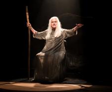 Ficções: Monólogo estrelado por Vera Holtz retorna a Curitiba