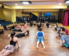 Curso gratuito do Teatro Guaíra forma 95 artistas em 2025