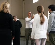 Curso gratuito do Teatro Guaíra forma 95 artistas em 2025