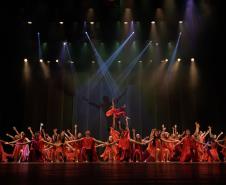 Espetáculo ALGO/RITMO da Escola de Dança Teatro Guaíra