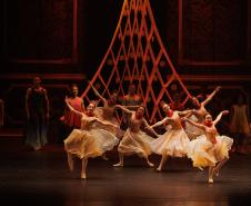 “O Quebra-Nozes”: montagem do Teatro Guaíra emociona plateia lotada na primeira noite de apresentação