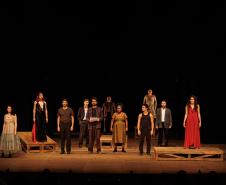 Peça "Daqui Ninguém Sai", do Teatro de Comédia do Paraná