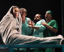 Grupo Antropofocus apresenta comédia "Pela Hora da Morte" no Teatro Zé Maria