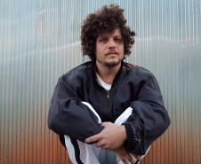 Turnê de Chico Chico “Let It Burn /Deixa Arder” chega ao Guairinha em duas apresentações