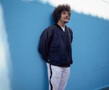 Turnê de Chico Chico “Let It Burn /Deixa Arder” chega ao Guairinha em duas apresentações