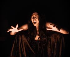 “Ísis”: Vida Santos leva ao Miniauditório um monólogo intimista sobre a memória de uma mulher