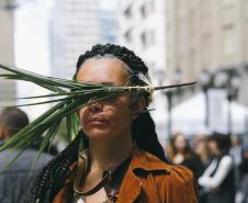 "Raçudas", peça reflete sobre raça, gênero e pertencimento no Brasil