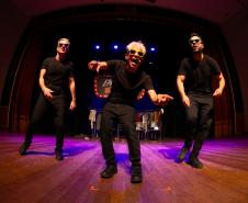 Grupo “Embrulha Pra Viagem”, desembarca em Curitiba com humor afiado e sucesso de público