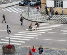 Quando o beijo vira manchete: “Beijo e Alfalto ou O Fato É:” estreia no Mini Guaíra com sessões gratuitas e acessíveis