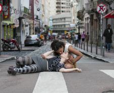 Quando o beijo vira manchete: “Beijo e Alfalto ou O Fato É:” estreia no Mini Guaíra com sessões gratuitas e acessíveis