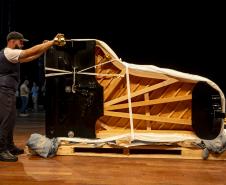 Montagem do novo piano da Orquestra Sinfônica do Paraná levou três dias para ficar concluído. Novo instrumento será apresetnado ao público em março.