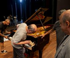 Montagem do novo piano da Orquestra Sinfônica do Paraná levou três dias para ficar concluído. Novo instrumento será apresetnado ao público em março.
