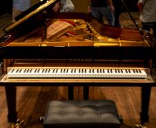 Montagem do novo piano da Orquestra Sinfônica do Paraná levou três dias para ficar concluído. Novo instrumento será apresetnado ao público em março.