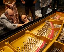 Montagem do novo piano da Orquestra Sinfônica do Paraná levou três dias para ficar concluído. Novo instrumento será apresetnado ao público em março.