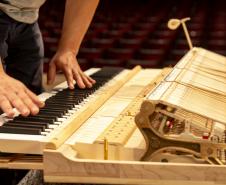 Montagem do novo piano da Orquestra Sinfônica do Paraná levou três dias para ficar concluído. Novo instrumento será apresetnado ao público em março.