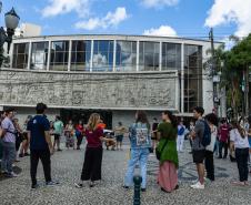  Teatro Guaíra recebe visitas mediadas pelos bastidores da 34ª edição do Festival de Curitiba, com Garalhufa