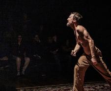 Montagem “Sidarta”, livremente inspirada na obra homônima, se destaca entre as atrações do Festival de Curitiba.