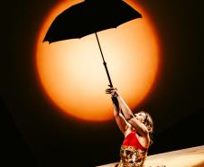 Entre o riso e a ruína:  Armazém Companhia de Teatro  apresenta "Dias Felizes"