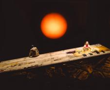 Entre o riso e a ruína:  Armazém Companhia de Teatro  apresenta "Dias Felizes"