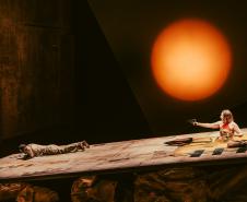 Entre o riso e a ruína:  Armazém Companhia de Teatro  apresenta "Dias Felizes"