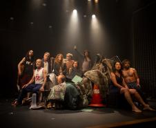 Grupo Galpão faz reflexão sobre o presente em “(Um) Ensaio Sobre a Cegueira” 