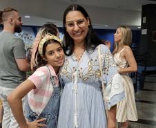 Estreia da temporada 2026 da G2 Cia de Dança emociona o público de Maringá. Na imagem, a estudante Maria Eduarda Oliveira, de 10 anos, com mãe,  contou que se impressionou com a forma como os bailarinos incorporam a ideia das marionetes na cena. 